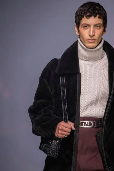 Look 10